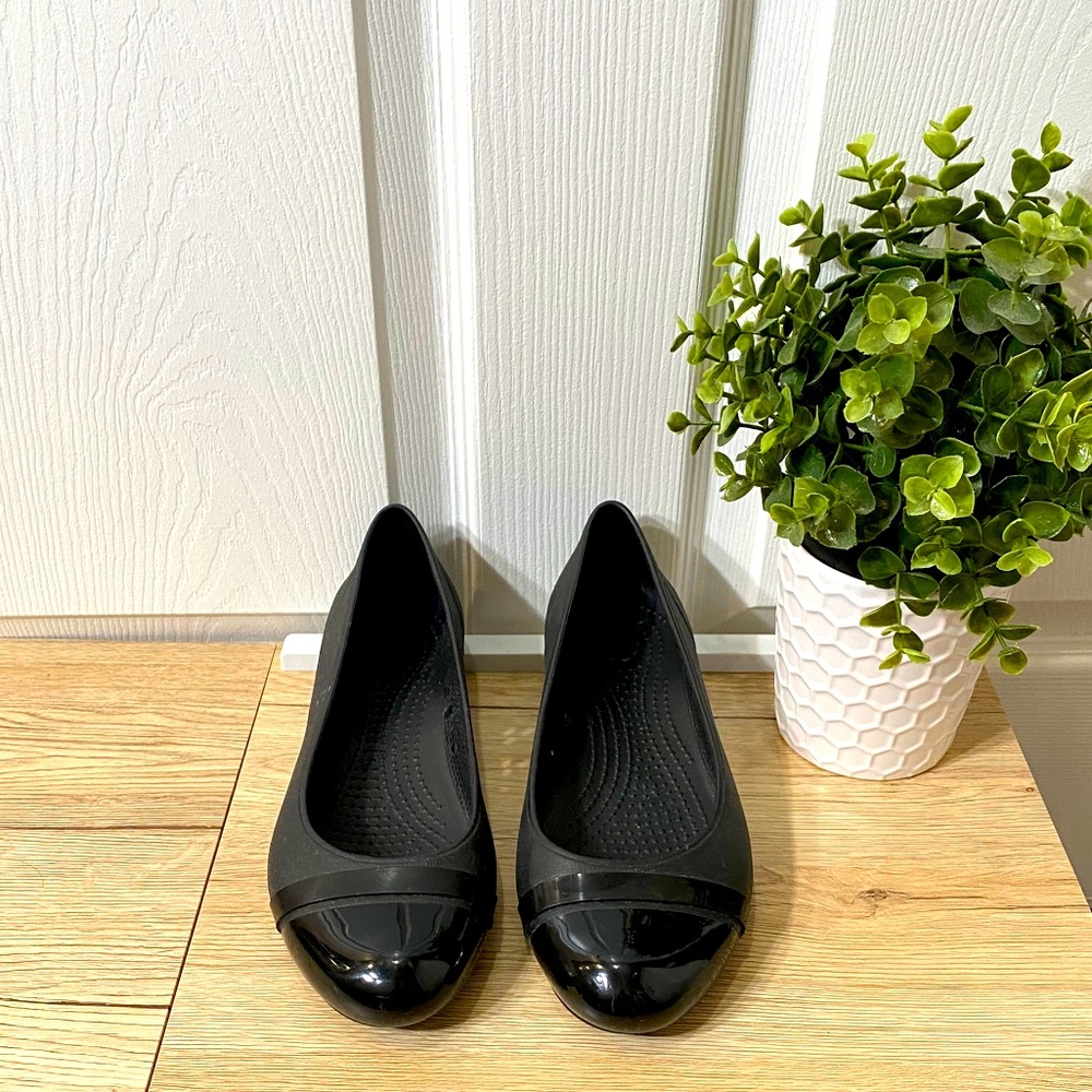 Crocs Shiny Black Cap Toe Ballet Flats Size: 8